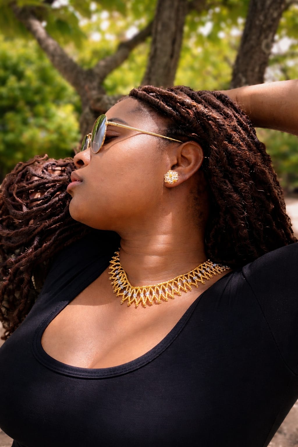 Detalle de collar dorado artesanal ADN